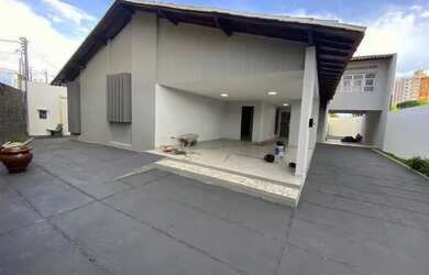 Imagem: A casa possui 3 Dormitórios, 4 Vagas na garagem e 336m² de