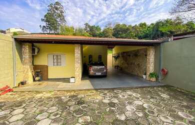 Imagem: A casa possui 4 Dormitórios, 3 Banheiros, 5 Vagas na garagem