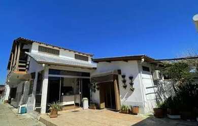 Imagem: A casa possui 3 Dormitórios, 5 Banheiros, 2 Vagas na garagem