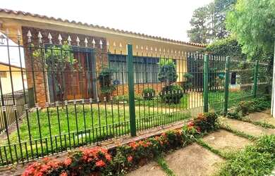 Imagem: A casa possui 4 Dormitórios, 3 Banheiros, 5 Vagas na garagem