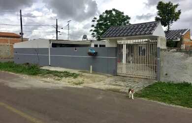 Imagem: A casa possui 4 Dormitórios, 2 Banheiros, 4 Vagas na garagem