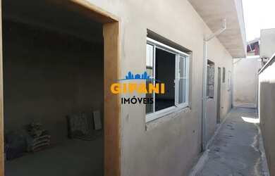 Imagem: A casa possui 2 Dormitórios, 2 Banheiros, 2 Vagas na garagem