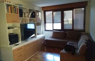 Imagem: O apartamento possui 2 Dormitórios, 1 Banheiro, 1 Vaga na garagem