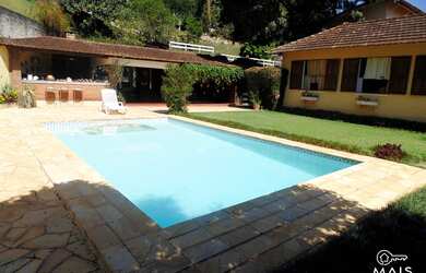 Imagem: A casa possui 5 Dormitórios, 3 Banheiros, 3 Vagas na garagem