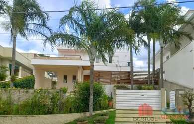 Imagem: A casa em condomínio possui 4 Dormitórios, 5 Banheiros, 4