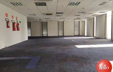 Imagem: O depósito possui 5 Vagas na garagem, 1.005m² de Área e