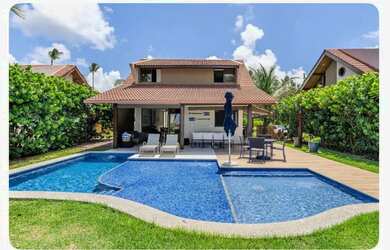 Imagem: A casa possui 5 Dormitórios, Acomodam 15 pessoas, 2 Vagas na