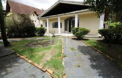 Imagem: A casa possui 5 Dormitórios, 4 Banheiros, 5 Vagas na garagem