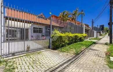 Imagem: A casa possui 3 Dormitórios, 4 Banheiros, 3 Vagas na garagem