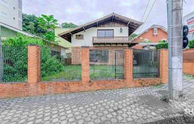 Imagem: O depósito possui 5 Vagas na garagem, 399m² de Área e está