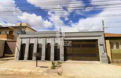 Imagem: A casa possui 3 Dormitórios, 2 Banheiros, 2 Vagas na garagem