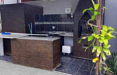 Imagem: A casa possui 3 Dormitórios, 4 Banheiros, 3 Vagas na garagem