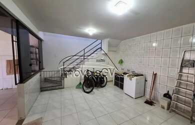 Imagem: A casa possui 5 Dormitórios, 1 Banheiro, 4 Vagas na garagem