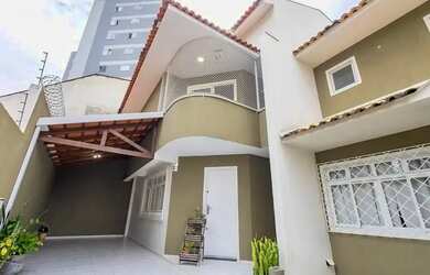 Imagem: A casa possui 3 Dormitórios, 4 Banheiros, 2 Vagas na garagem