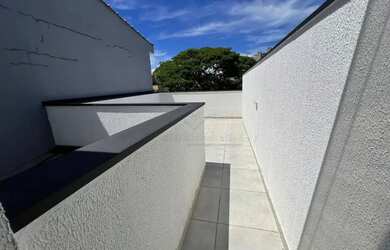 Imagem: A casa possui 3 Dormitórios, 4 Banheiros, 2 Vagas na garagem