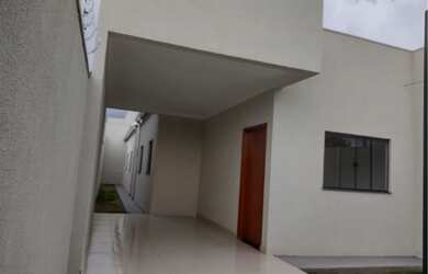 Imagem: A casa possui 3 Dormitórios, 1 Banheiro, 2 Vagas na garagem