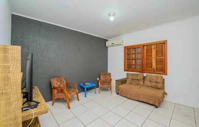 Imagem: A casa possui 3 Dormitórios, 3 Banheiros, 4 Vagas na garagem