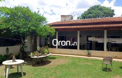 Imagem: A casa possui 4 Dormitórios, 4 Banheiros, 2 Vagas na garagem