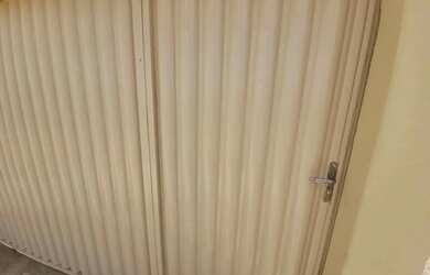 Imagem: A casa possui 2 Dormitórios, 1 Banheiro, 2 Vagas na garagem