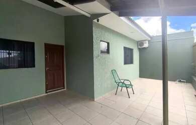 Imagem: A casa possui 3 Dormitórios, 1 Banheiro, 2 Vagas na garagem