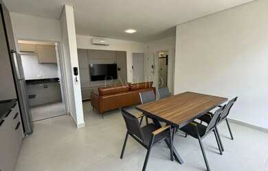 Imagem: O apartamento possui 1 Dormitório, 1 Banheiro, 1 Vaga na garagem