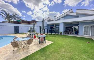 Imagem: A casa em condomínio possui 4 Dormitórios, 5 Banheiros, 5