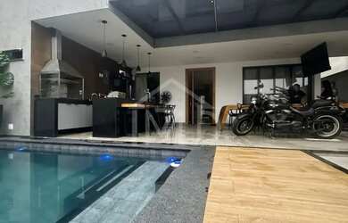 Imagem: A casa em condomínio possui 4 Dormitórios, 5 Banheiros, 2