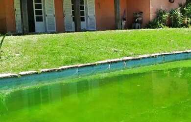 Imagem: A casa possui 4 Dormitórios, 2 Banheiros, 2 Vagas na garagem