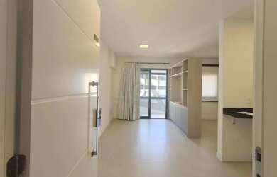 Imagem: O apartamento possui 1 Dormitório, 1 Banheiro, 1 Vaga na garagem