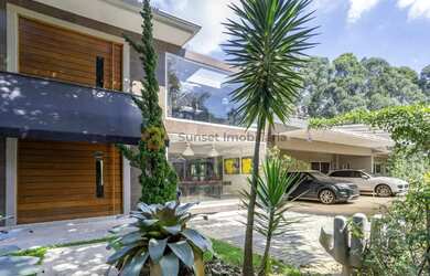 Imagem: A casa em condomínio possui 5 Dormitórios, 5 Banheiros, 4