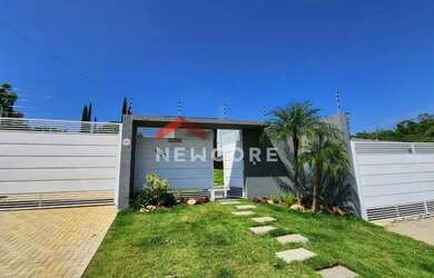 Imagem: A casa em condomínio possui 3 Dormitórios, 1 Banheiro, 2 Vagas