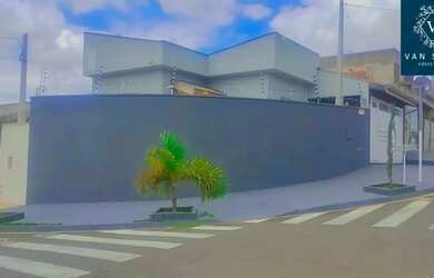 Imagem: A casa possui 2 Dormitórios, 1 Banheiro, 2 Vagas na garagem