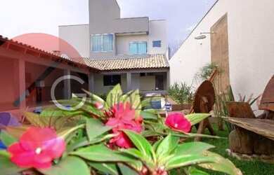 Imagem: A casa possui 2 Dormitórios, 2 Vagas na garagem e está localizado