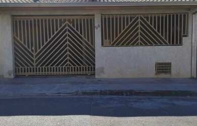 Imagem: A casa possui 2 Dormitórios, 2 Banheiros, 1 Vaga na garagem