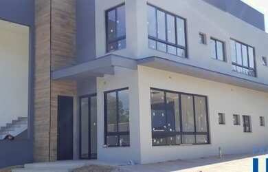 Imagem: O depósito possui 2 Vagas na garagem, 180m² de Área e está