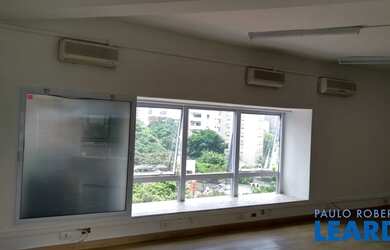 Imagem: O depósito possui 2 Vagas na garagem, 110m² de Área e está