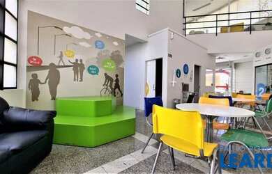 Imagem: O depósito possui 5 Vagas na garagem, 580m² de Área e está