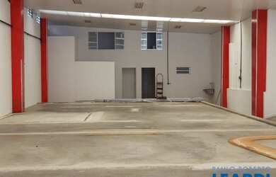 Imagem: O depósito possui 3 Vagas na garagem, 430m² de Área e está