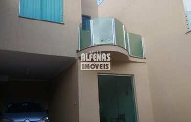 Imagem: A casa possui 3 Dormitórios, 2 Banheiros, 3 Vagas na garagem