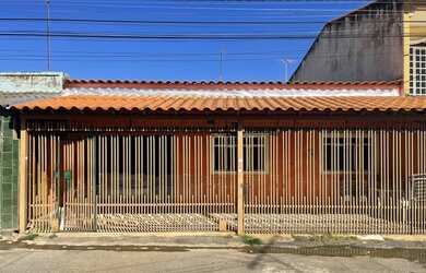 Imagem: A casa possui 3 Dormitórios, 2 Banheiros e 2 Vagas na garagem