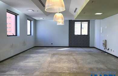 Imagem: O depósito possui 4 Vagas na garagem, 127m² de Área e está