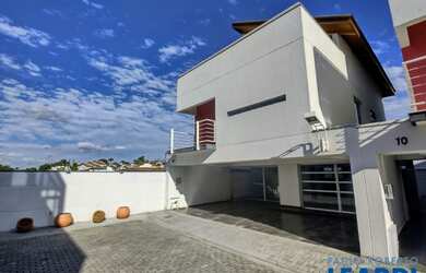 Imagem: A casa em condomínio possui 4 Dormitórios, 5 Banheiros, 3