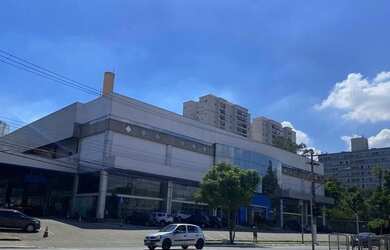 Imagem: O depósito possui 5 Vagas na garagem, 12.158m² de Área e