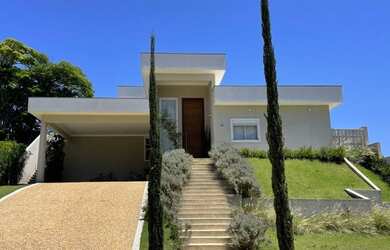 Imagem: A casa em condomínio possui 4 Dormitórios, 5 Banheiros, 2