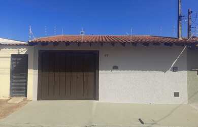 Imagem: A casa possui 2 Dormitórios, 2 Banheiros, 2 Vagas na garagem