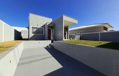 Imagem: A casa possui 3 Dormitórios, 2 Banheiros, 1 Vaga na garagem