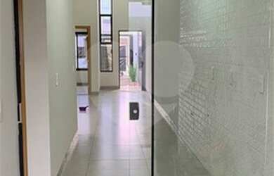 Imagem: A casa possui 3 Dormitórios, 1 Banheiro, 2 Vagas na garagem