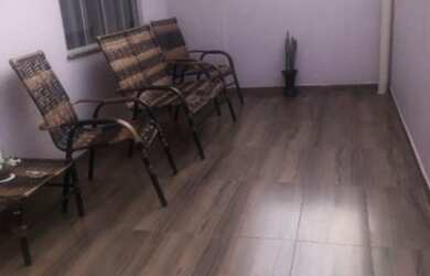 Imagem: A casa possui 2 Dormitórios, 1 Banheiro, 2 Vagas na garagem