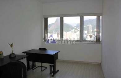 Imagem: O depósito possui 1 Vaga na garagem, 33m² de Área e está