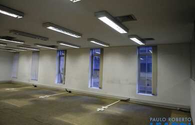 Imagem: O depósito possui 1 Vaga na garagem e 215m² de Área e está